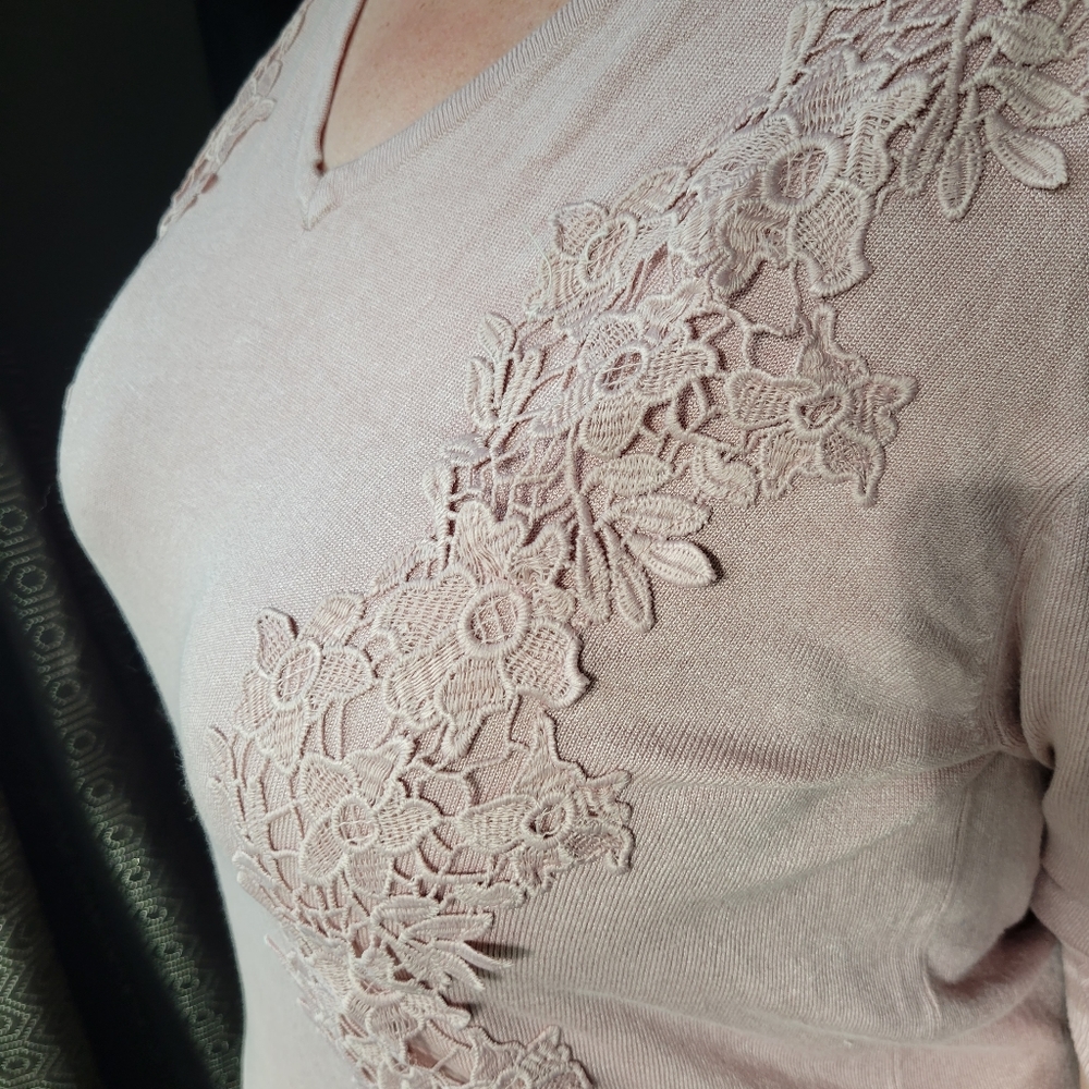 Lightweight Lane Bryant Sweater Raised Appliqué Embroidery Dusty Rose Pink 18/20 - Picture 8 of 16